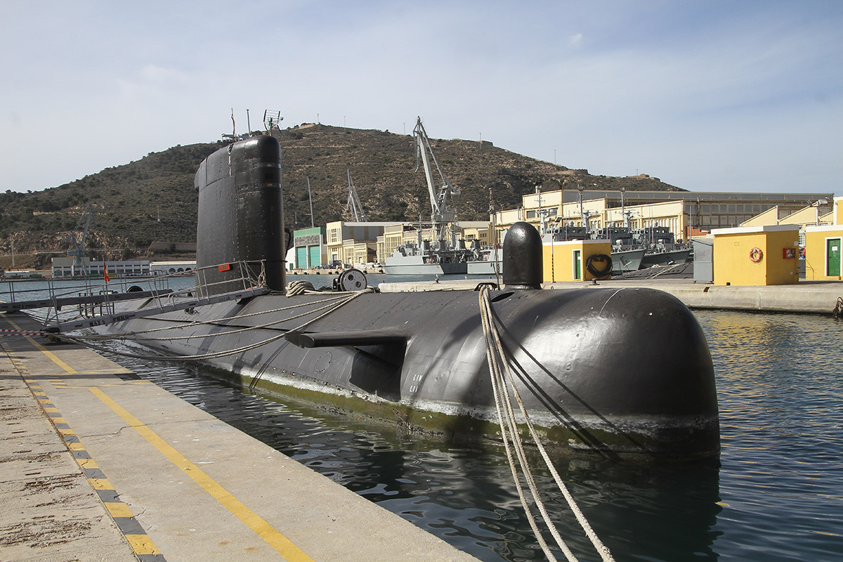 El submarino “Tramontana” atracado en las dársenas del Arsenal de Cartagena. (foto Julio Maíz)